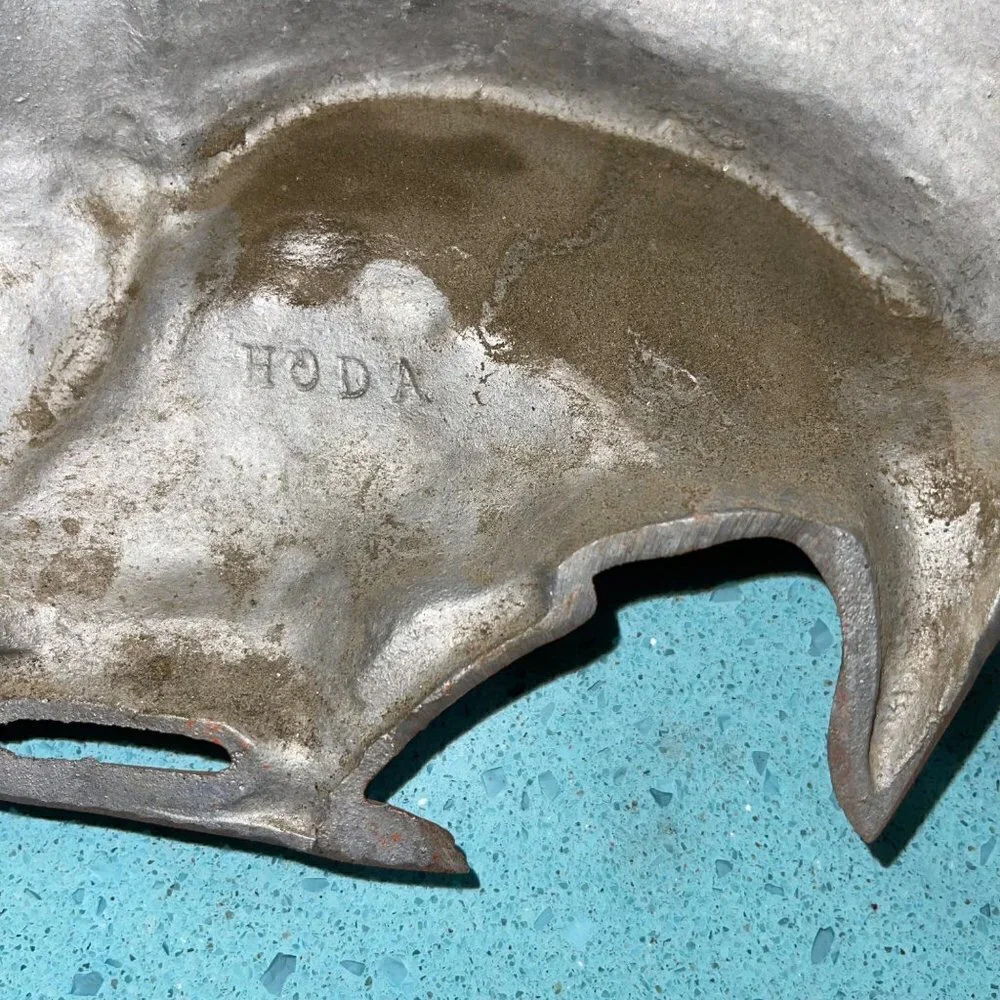 Hoda vintage metal